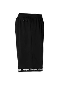 Zwarte sportshorts van ademend materiaal, met een elastische tailleband en een wit "Kempa" logo op de zoom.