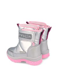 Botas aislantes plateadas con acentos rosas, que cuentan con una correa de velcro, tela texturizada y una suela rosa resistente, diseñadas para condiciones de frío.