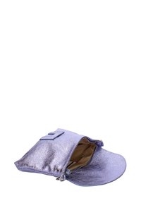 Borsa a tracolla lavanda lucida realizzata in materiale sintetico, dotata di chiusura con zip e una forma piatta e strutturata con pattina e manico superiore.