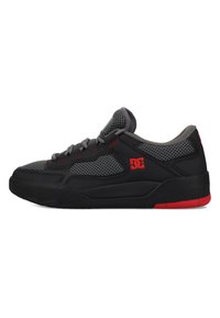 Schwarze und graue Sportschuhe mit einem Obermaterial aus Mesh, Gummisohle, auffälligem Logo und roten Akzenten. Abgerundete Spitze und Schnürdesign.