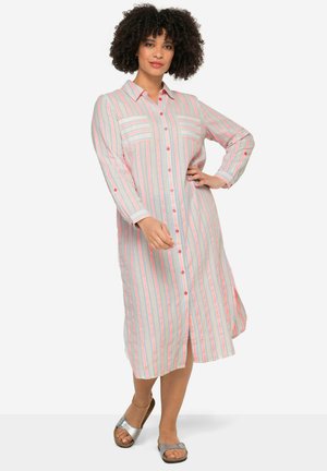 Gestreepte button-up jurk met lange mouwen, met verticale strepen in roze, blauw en wit, twee borstzakken en een rechte zoom.