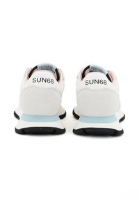 Un paio di sneakers SUN68 bianche e rosa pastello con accenti blu chiaro, viste da dietro su uno sfondo bianco.
