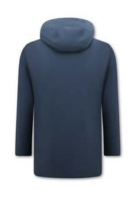 Marineblauwe capuchonjas met een gladde textuur, lange mouwen en een minimalistisch ontwerp. Heeft een effen achterkant zonder extra details.