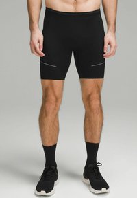 Sorte atletiske shorts med en tætsiddende pasform, der har to sidelommer, refleksdetaljer og en glat, strækbar stofstruktur.