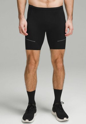 Sorte atletiske shorts med en tætsiddende pasform, der har to sidelommer, refleksdetaljer og en glat, strækbar stofstruktur.