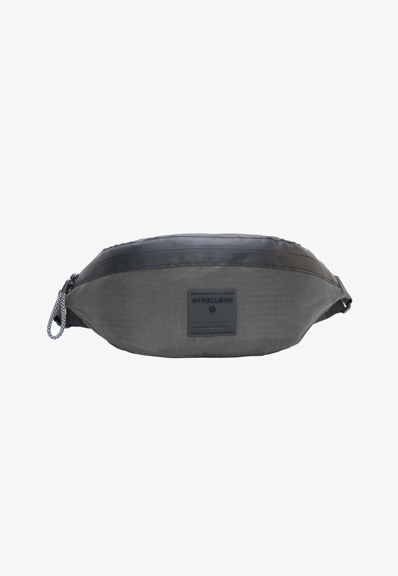 Marsupio grigio realizzato in tessuto testurizzato con una parte superiore nera lucida e chiusura a zip. Presenta un'etichetta con logo e un tirazip ad arco.