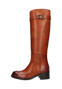 Braune Leder-Kniehohe Stiefel mit glatter Textur, ausgestattet mit einem metallischen Schnallenakzent und einem niedrigen Blockabsatz.