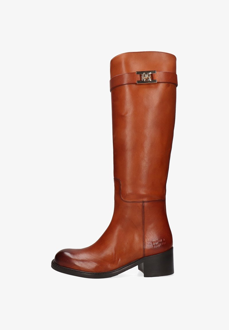 Bota de cuero marrón hasta la rodilla con una textura suave, que presenta un acento de hebilla metálica y un tacón bajo.