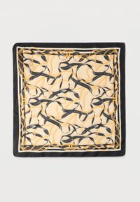 Μεταξωτό φουλάρι με ανοιχτό μπεζ φόντο, διακοσμημένο με μοτίβα μαύρης κορδέλας και χρυσής αλυσίδας, περιμετρικά μαύρο περίγραμμα.