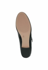 Suela de zapato negra con un acabado suave, que presenta estrías horizontales para agarre. La vista lateral muestra una puntera redondeada y un ligero tacón. Detalles del tamaño visibles.