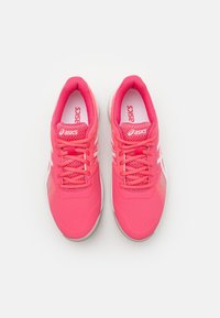 Jasnoróżowe buty sportowe z siateczkową cholewką, sznurowane, z wyściełanym kołnierzem i białymi akcentami. Posiadają teksturowaną podeszwę zapewniającą przyczepność.