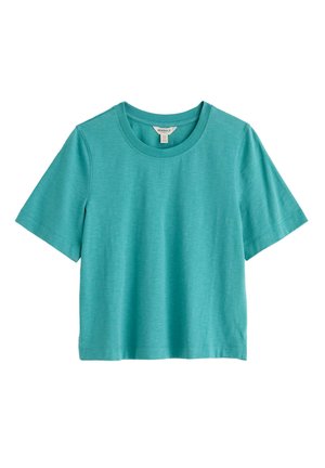 Türkizkék rövid ujjú, kerek nyakú póló egyenes szegéllyel, könnyű anyagból készült, fehér háttéren laposan elhelyezve.