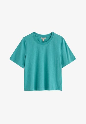 Türkizkék rövid ujjú, kerek nyakú póló egyenes szegéllyel, könnyű anyagból készült, fehér háttéren laposan elhelyezve.