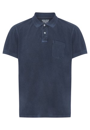 Ναυτικό μπλε πόλο μπλούζα φτιαγμένη από βαμβάκι, με κοντά μανίκια, δύο κουμπιά στην πλάκα και μία τσέπη στο στήθος. Λαμπερή υφή και χαλαρός σχεδιασμός.