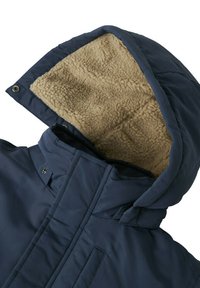 Veste à capuche bleu marine avec doublure en polaire beige douce. Caractéristiques : fermeture éclair, boutons-pression et texture extérieure lisse.