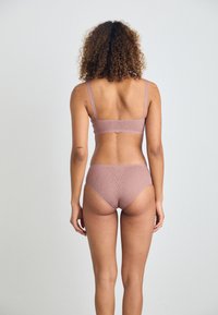 Kanten bralette en hooggewaardeerde slip in gedempt roos, met een textuurpatroon, geschulpte randen en verstelbare banden.
