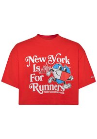 Červené zkrácené tričko z bavlny s grafickým potiskem kresleného srdce s modrými a červenými akcenty, textem "New York je pro běžce."