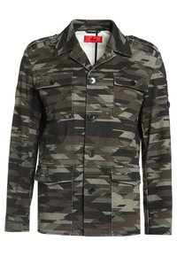Herre camouflage-mønster militærstil jakke med knapfront, skulderklapper og fire klaplommer.