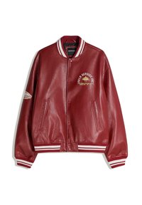 Geacă roșie din piele, în stil varsity, cu guler și manșete cu dungi, nasturi capsa, două buzunare frontale și text imprimat pe piept și mânecă.