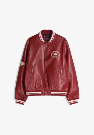 Rdeča usnjena jakna v vrstnem slogu z obrobo in manšetami s črtami, pritrdilnimi gumbi, dvema sprednjima žepoma ter tiskanimi napisi na prsih in rokavu.