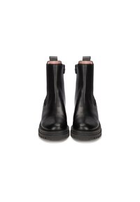 Botas negras de piel por el tobillo con una textura suave, con tiras en la parte posterior y una suela de goma negra resistente. Sin patrones o acentos visibles.