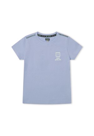 Camiseta de manga corta azul claro con el texto "Jump Into Life" y un emblema en el pecho, y el texto "No Limits" en el interior del cuello.