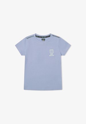 Camiseta de manga corta azul claro con el texto "Jump Into Life" y un emblema en el pecho, y el texto "No Limits" en el interior del cuello.