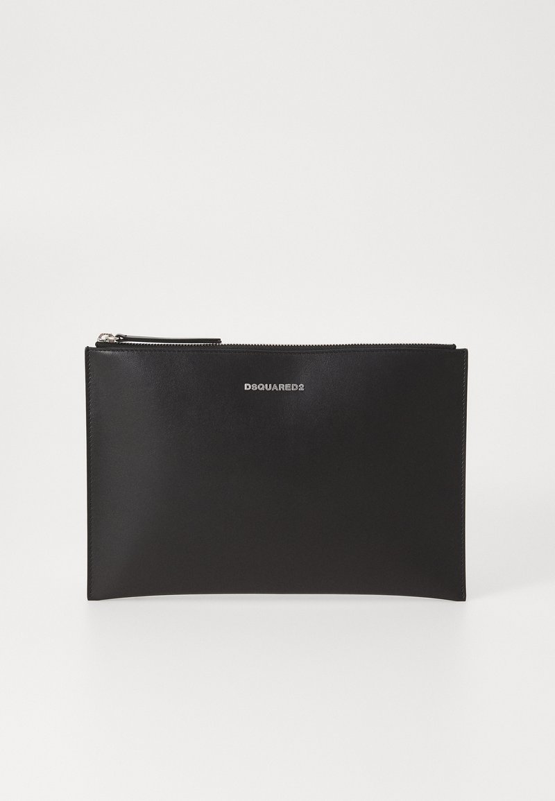 Pochette in pelle nera con texture liscia, chiusura con zip nella parte superiore e logo in rilievo argentato "DSQUARED2" sul lato anteriore.