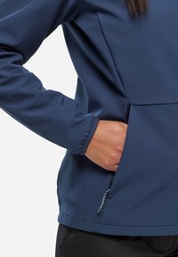 Veste d'extérieur bleu, texturée, à manches longues ; dotée d'une poche latérale avec fermeture éclair et de poignets élastiques. Tissu doux, design décontracté.