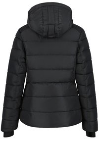 Svart puffjacka med huva, med en quiltad design, elastiska ärmslut och en något figursydd silhuett. Bakåtsidan visar huvens design och sömmarna.