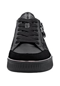 Schwarze Sneaker aus einer Kombination von glattem Leder und Wildleder, mit flachen Schnürsenkeln, seitlichem Reißverschluss und einer strukturierten Gummisohle.