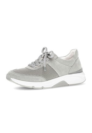 Lichtgrijze sportschoen met mesh zijpanelen, suède overlays, veters aan de voorkant en witte, dempende zool.
