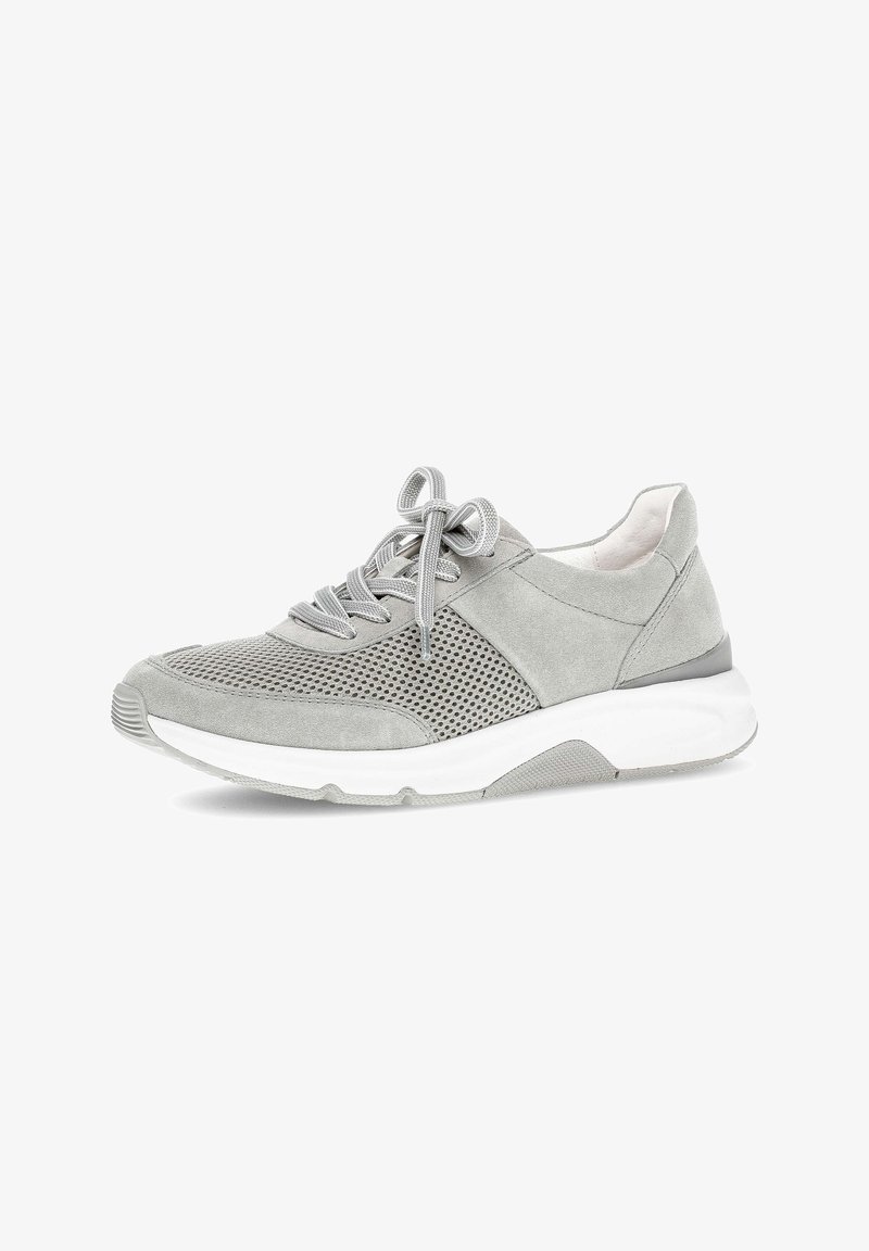 Hellgrauer Sportschuh mit Mesh-Seitenteilen, Wildleder-Overlays, Schnürverschluss vorne und weißer, gepolsterter Sohle.