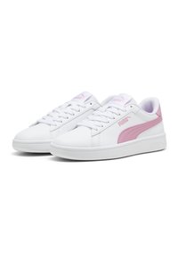 Hvide sneakers med en glat læderoverdel, udstyret med et pink Puma-logo og -elementer, klassisk snøredesign og en tekstureret gummisål.