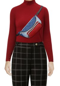 Marsupio in nylon blu e rosso dal design elegante, dotato di numerosi scomparti con zip e una tracolla nera regolabile.
