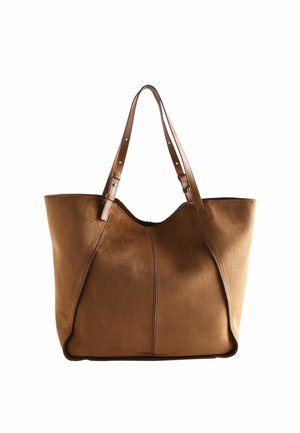 Braune Ledertasche mit zwei verstellbaren Schulterriemen und einfachem gestepptem Design auf weißem Hintergrund.