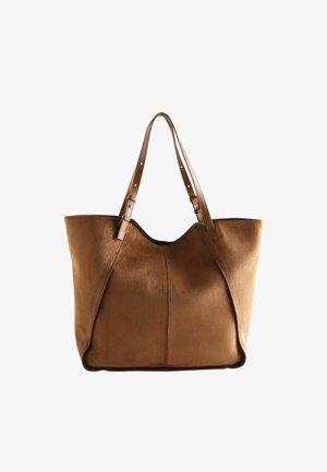Braune Ledertasche mit zwei verstellbaren Schulterriemen und einfachem gestepptem Design auf weißem Hintergrund.
