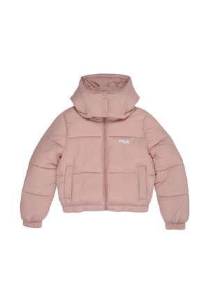 Chaqueta de plumas rosa con un alto cuello, cremallera frontal, dos bolsillos laterales y logotipo de FILA en blanco en el lado izquierdo. Diseño acolchado.