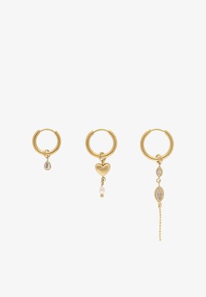 Drie gouden creolen met verschillende hangende bedels: druppelvormige edelsteen, hart met parel en twee edelstenen met een ketting.
