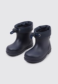 Stivali di gomma da pioggia blu navy con finitura testurizzata, altezza caviglia corta, coulisse regolabile e suola in gomma resistente per una migliore aderenza.