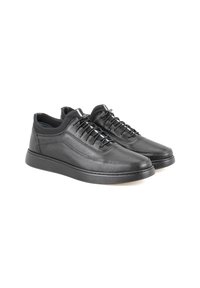 Zwarte leren schoenen met een gestructureerde afwerking, ronde neus en rubberen zool. Heeft veters en subtiele stiksels langs de zijkanten.