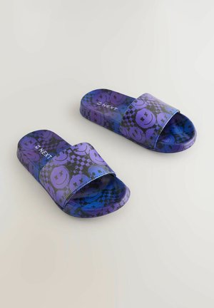 Sandale slide violet cu un finisaj lucios, o curea pătrată cu fețe zâmbitoare și o talpă texturată pentru aderență.