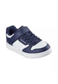 Sneaker in pelle blu navy e bianca con punta perforata, chiusura con stringhe e cinturino regolabile. Suola in gomma bianca con fondo texturizzato.