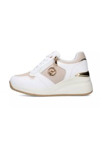 Sneaker bianco con pannello in tessuto beige, dettagli in metallo dorato, design con lacci e suola a zeppa per un'altezza extra. Presenta un dettaglio con zip laterale.