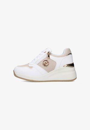 Sneaker bianco con pannello in tessuto beige, dettagli in metallo dorato, design con lacci e suola a zeppa per un'altezza extra. Presenta un dettaglio con zip laterale.