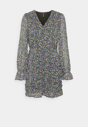 Robe mini florale avec un décolleté en V, des manches longues transparentes et des détails froncés. Présente une base noire avec des motifs de fleurs violettes et blanches.