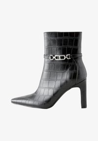 Nevybrané, black croc embossed