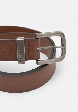 Cintura in ecopelle marrone con fibbia in metallo tono argento. Presenta una finitura testurizzata e un design della fibbia rettangolare con marchio.