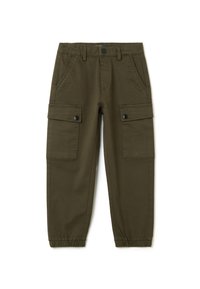 Olivgrüne Cargo-Hosen mit elastischen Bündchen, Fronttaschen und zwei Seitentaschen, die mit schwarzen Knöpfen gesichert sind. Aus strapazierfähigem Stoff gefertigt.