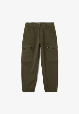 Olijfgroene cargo pants met elastische boorden, voorzakken en twee zijzakken die zijn beveiligd met zwarte knopen. Gemaakt van duurzame stof.